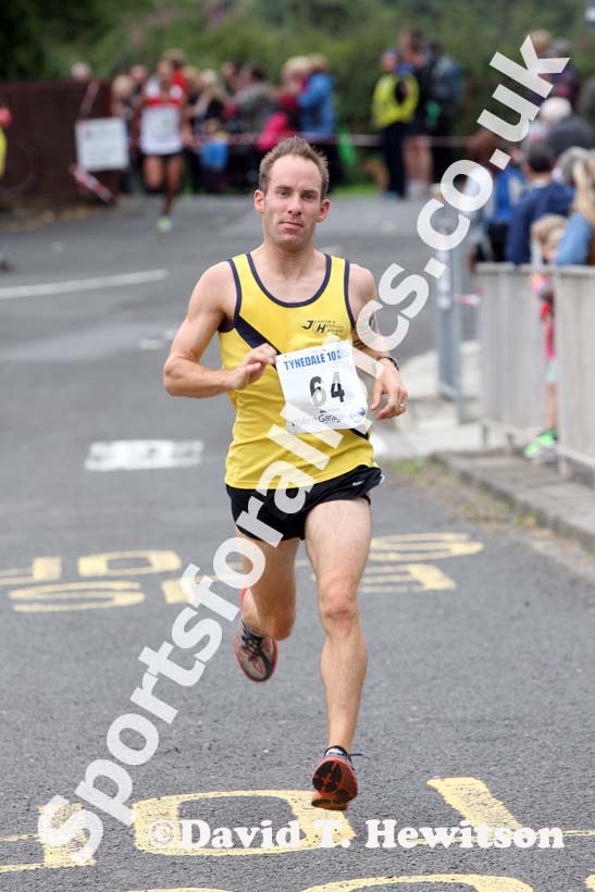 Andy Burn (Jarrow) finishing the Tynedale Jelly 10 Road Race. Photo: David T. Hewitson/Sports for All Pics